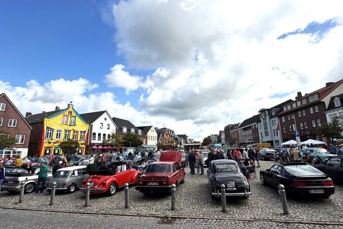 Viele Autos und Menschen auf einem großen Platz