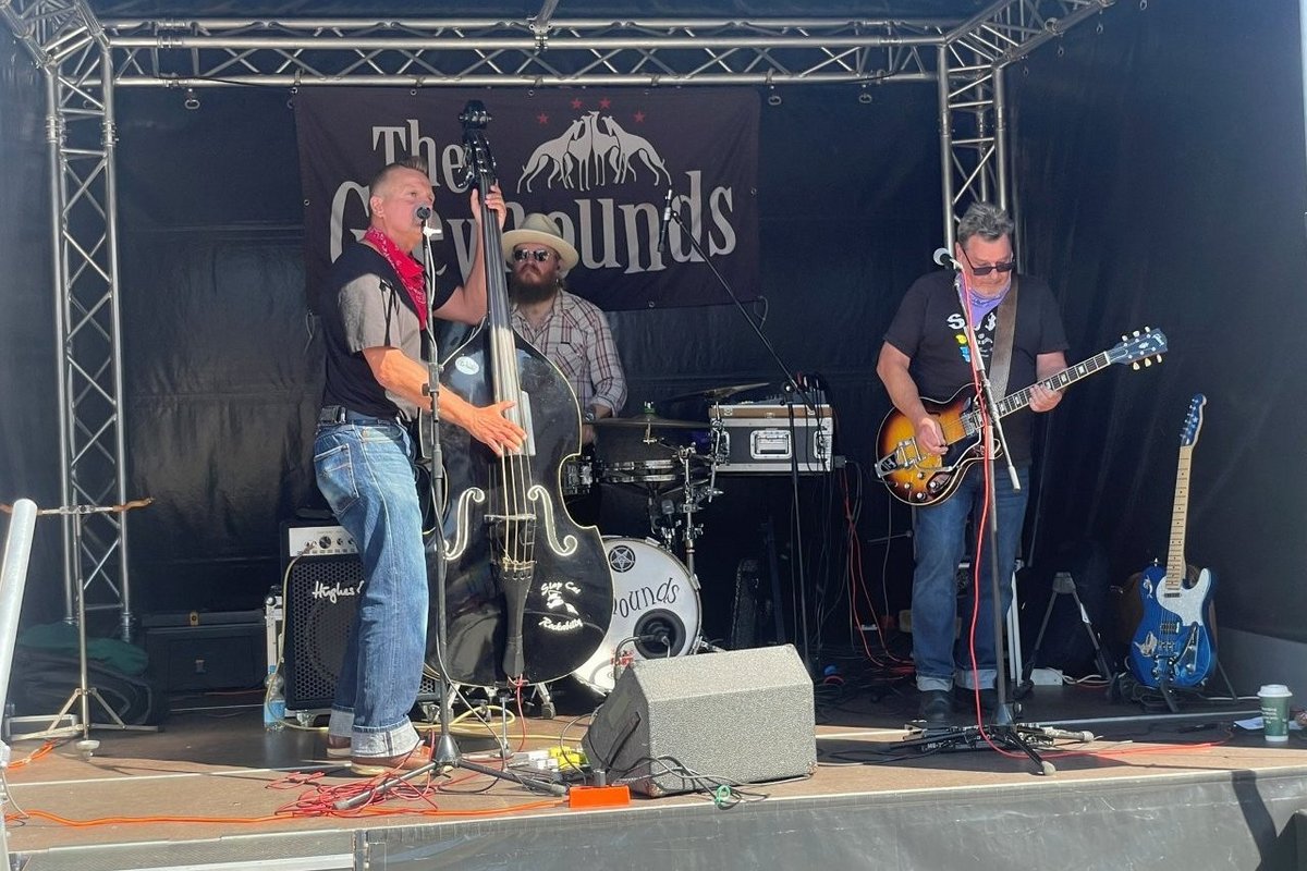 Drei Musiker mit Instrumenten